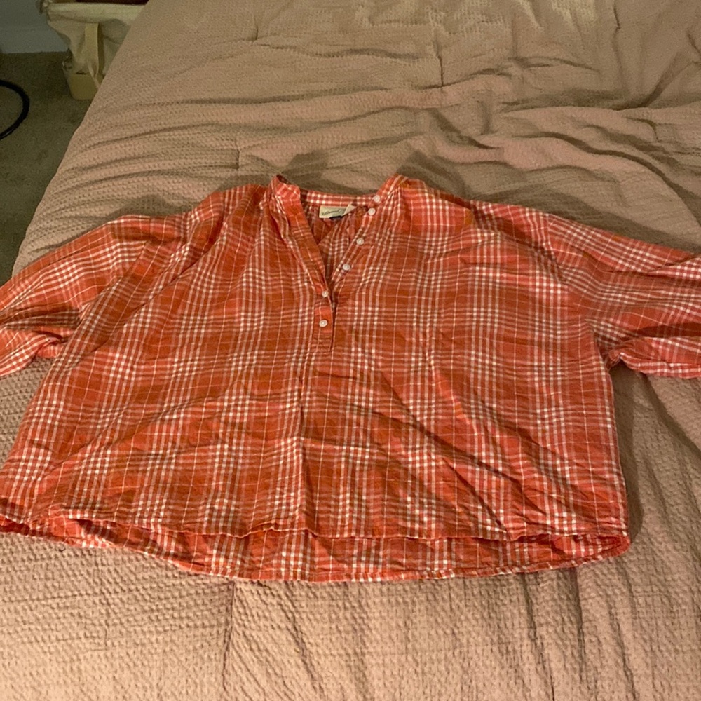 Universal Thread Size Small Blouse. Orange and white. Oversized look.